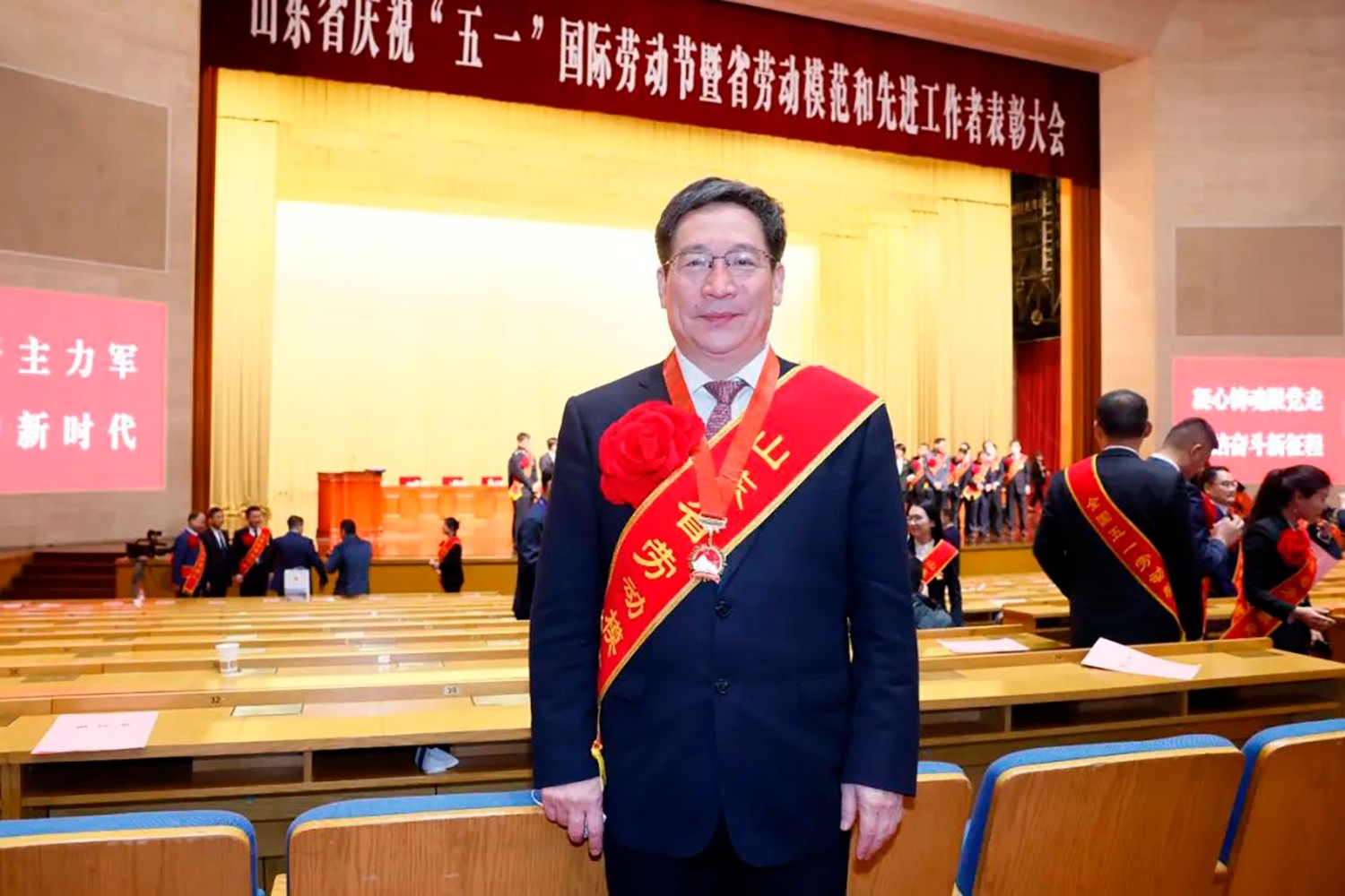 喜報(bào)！李永勝董事長被授予“山東省勞動(dòng)模范”稱號(hào) 受省委、省政府表彰 (5)